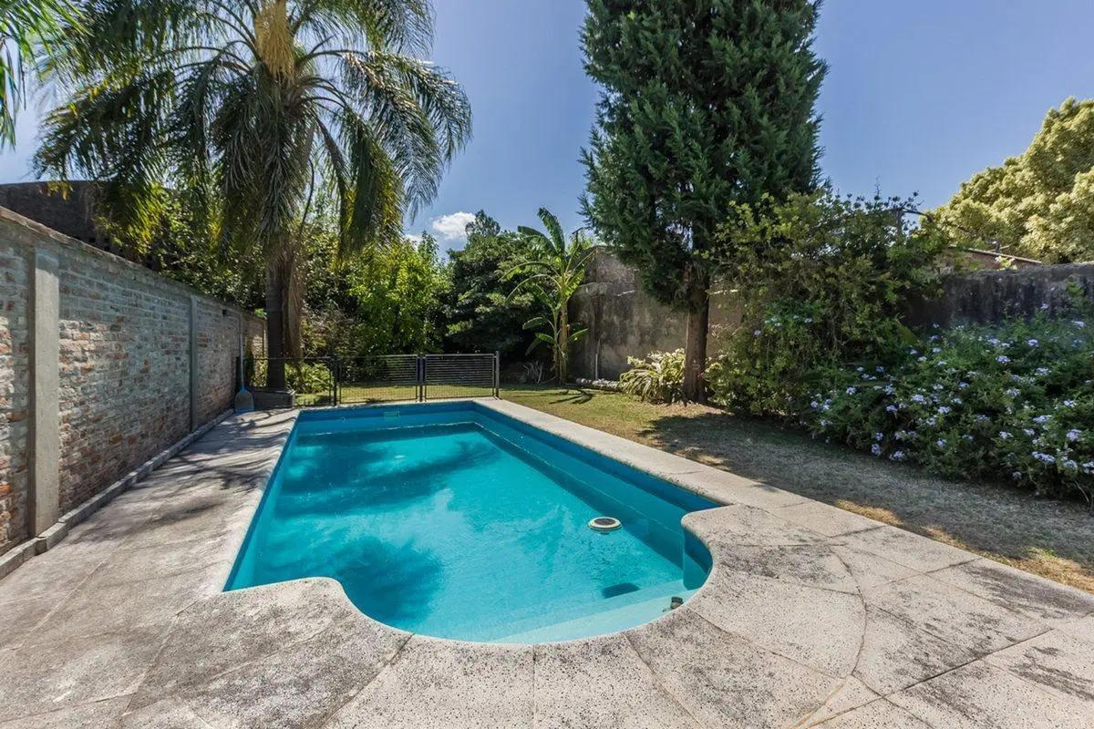 Venta Casa 8 ambientes en Lomas de Zamora 2
