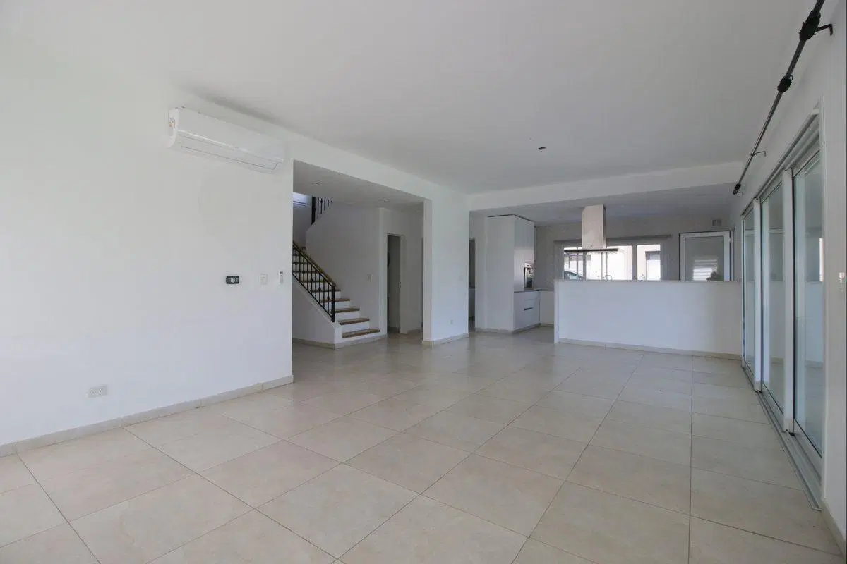 Casa en Venta 6 ambientes con Pileta Santa Elena 3