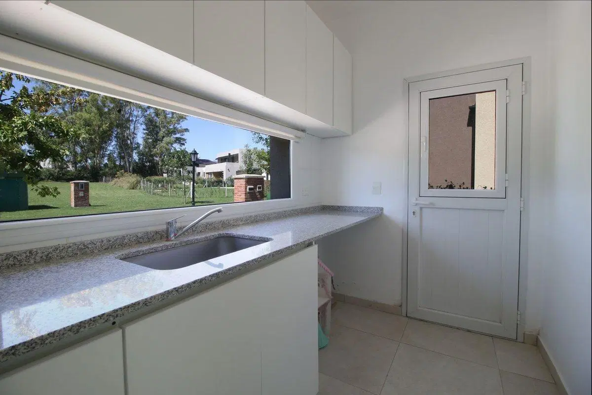 Casa en Venta 6 ambientes con Pileta Santa Elena 5
