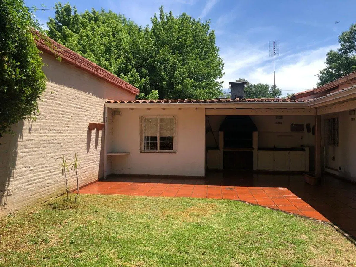 CASA EN VENTA EN BARRIO MARITIMO 4