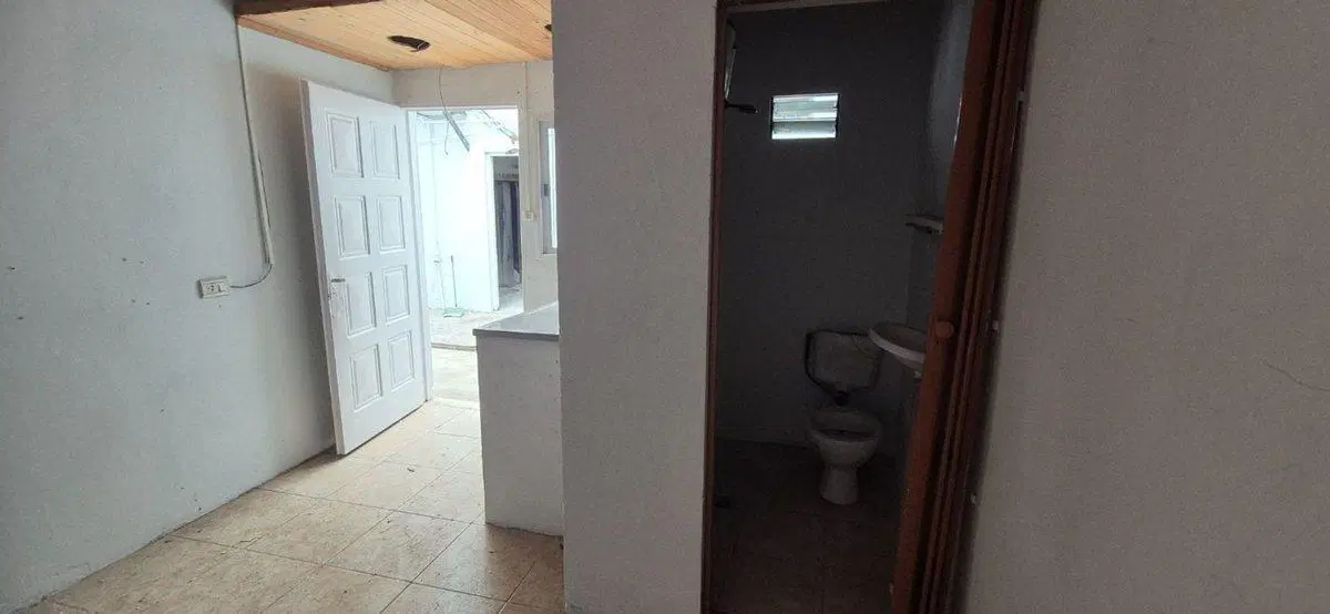 LOCAL COMERCIAL c/CASA y DPTOS en Fcio. Varela 4