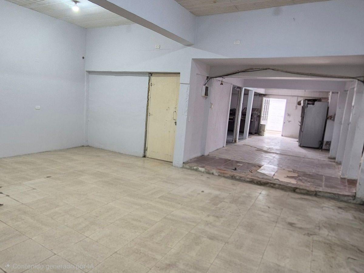 LOCAL COMERCIAL c/CASA y DPTOS en Fcio. Varela