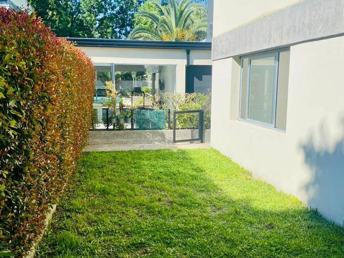 Depto tipo casa en VENTA City Bell 2 dorm. cochera 3