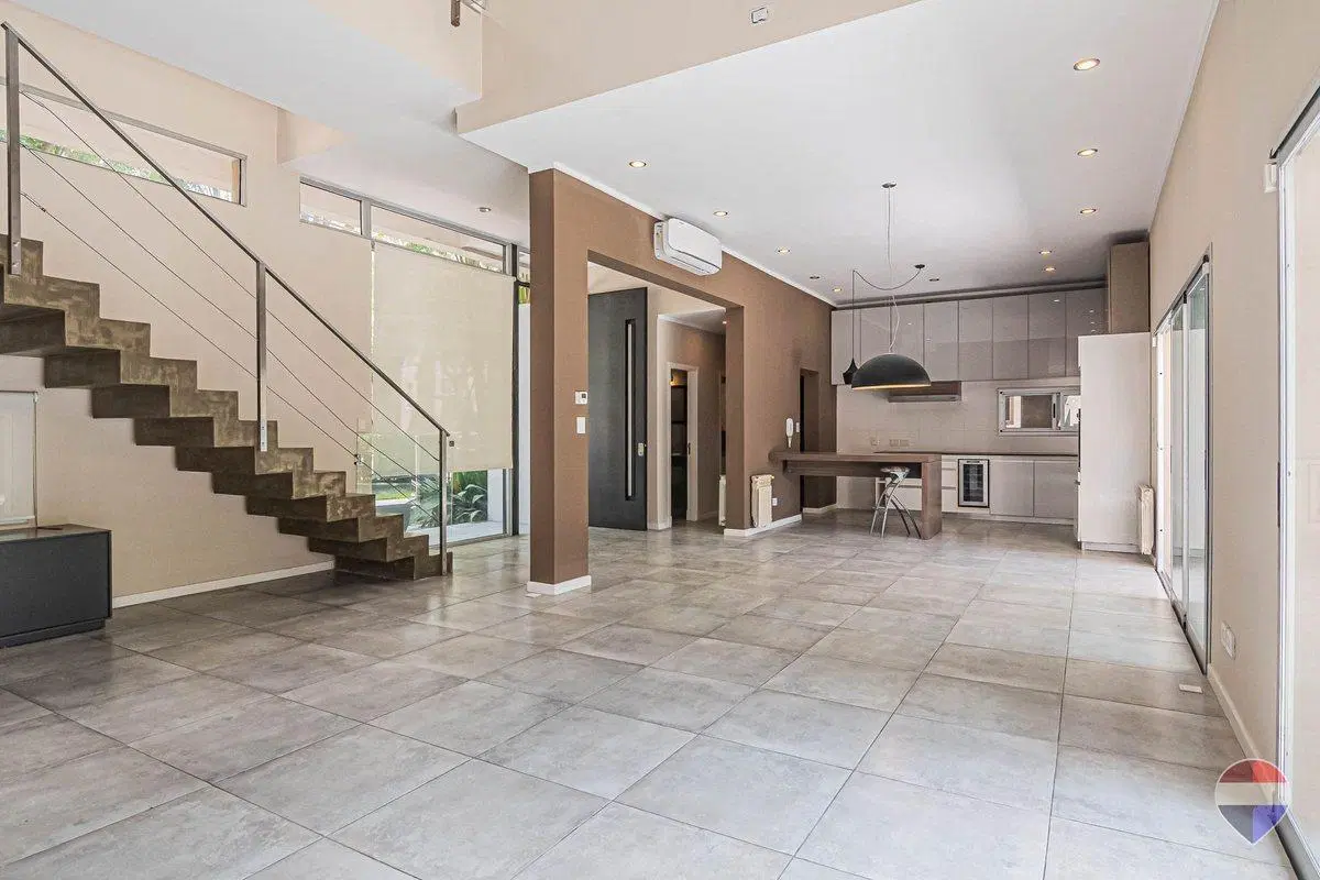 CASA EN VENTA CITY BELL- BARRIO CERRADO 5