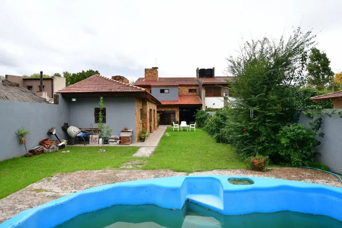 CASA EN VENTA GONNET 4