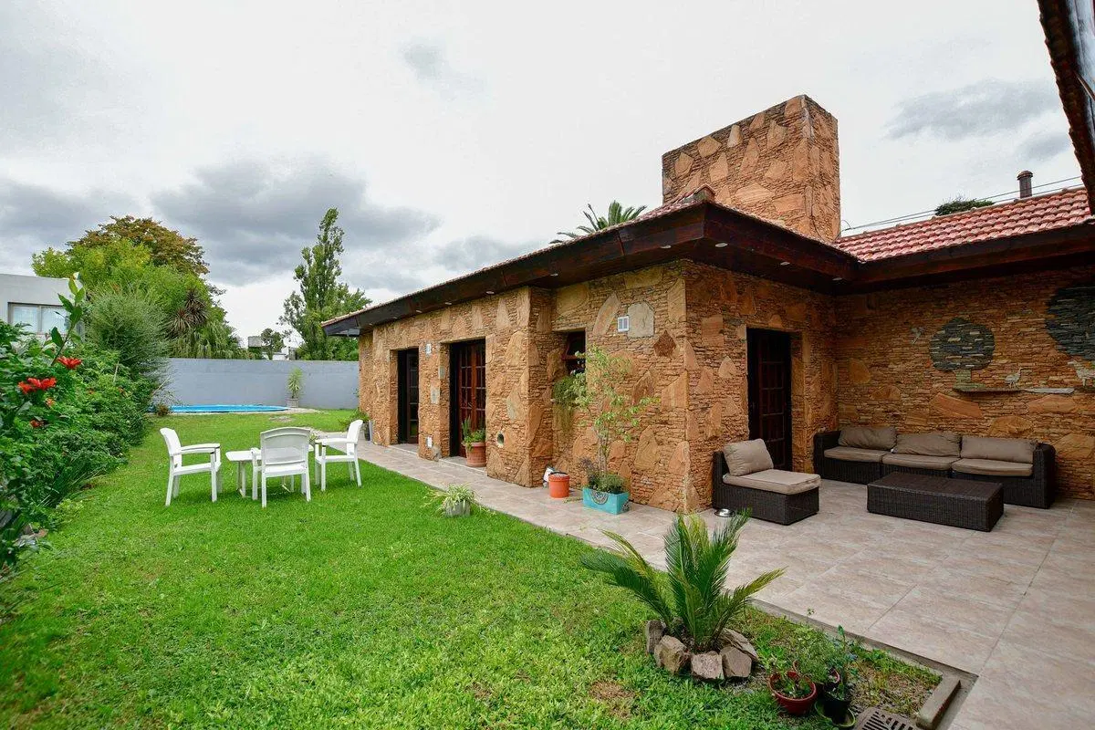 CASA EN VENTA GONNET 5