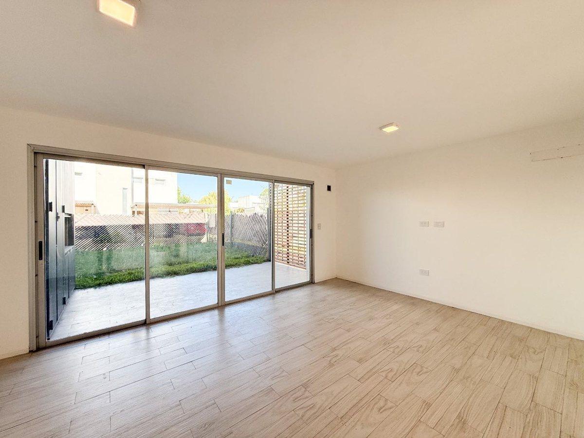 VENTA DUPLEX DOS DORMITORIOS CON PARQUE, CITY BELL