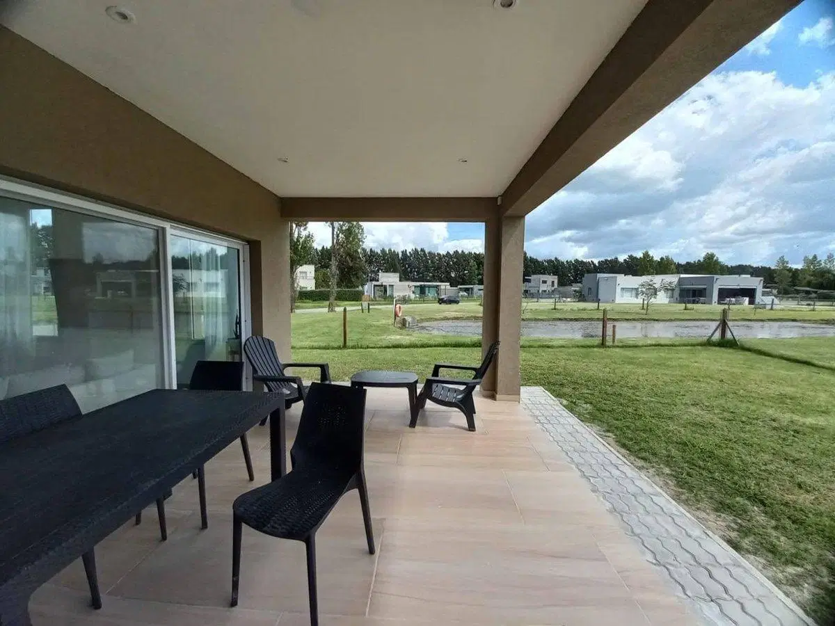 CASA EN VENTA EN MIRALAGOS 2 4