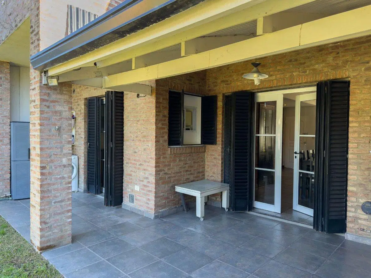 CASA EN VENTA GONNET 5