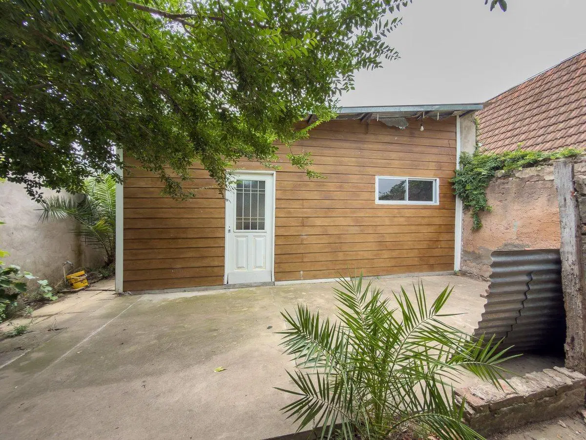 Venta de Lote en Los Hornos con Deposito 3