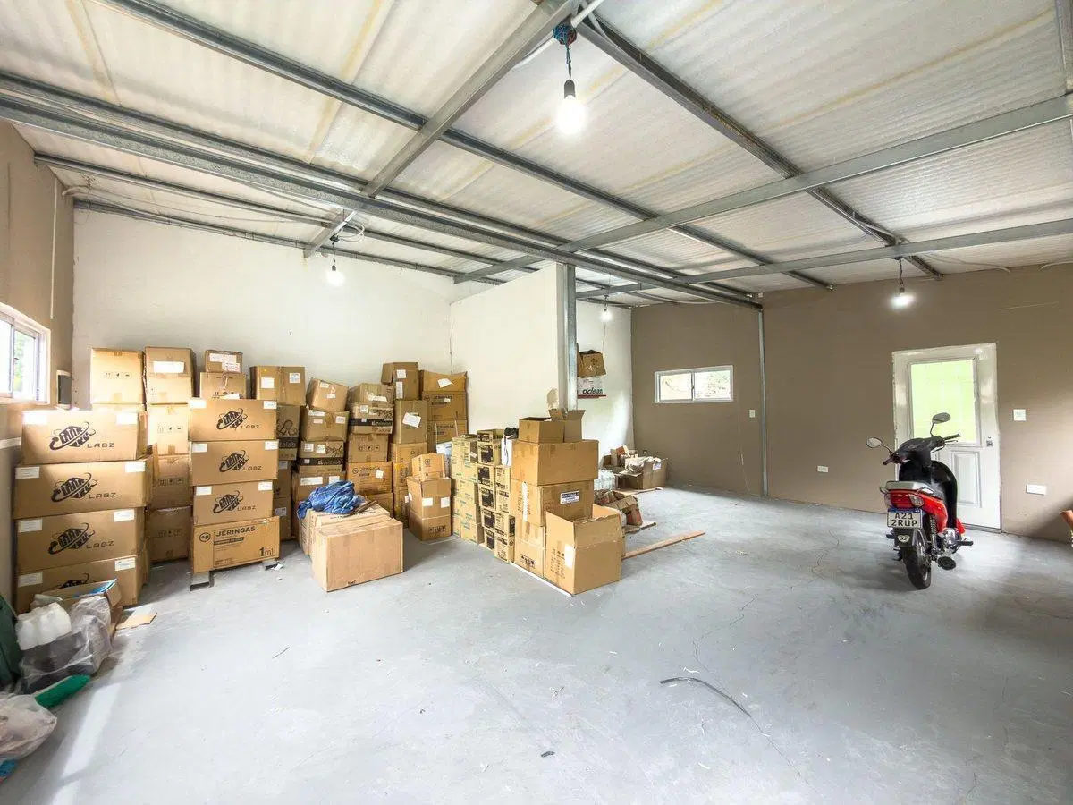 Venta de Lote en Los Hornos con Deposito 5