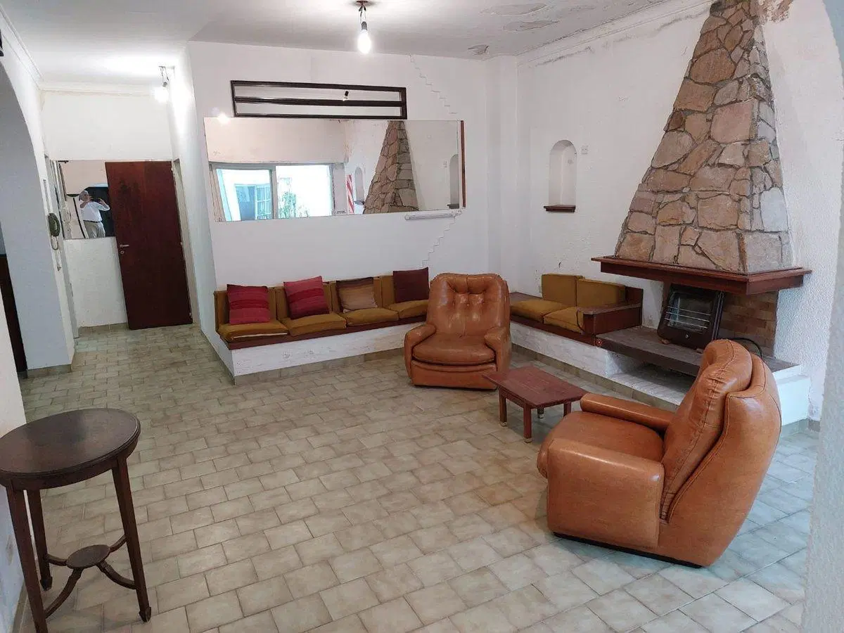 CASA EN VENTA CON JARDIN Y COCHERA LA PLATA 8
