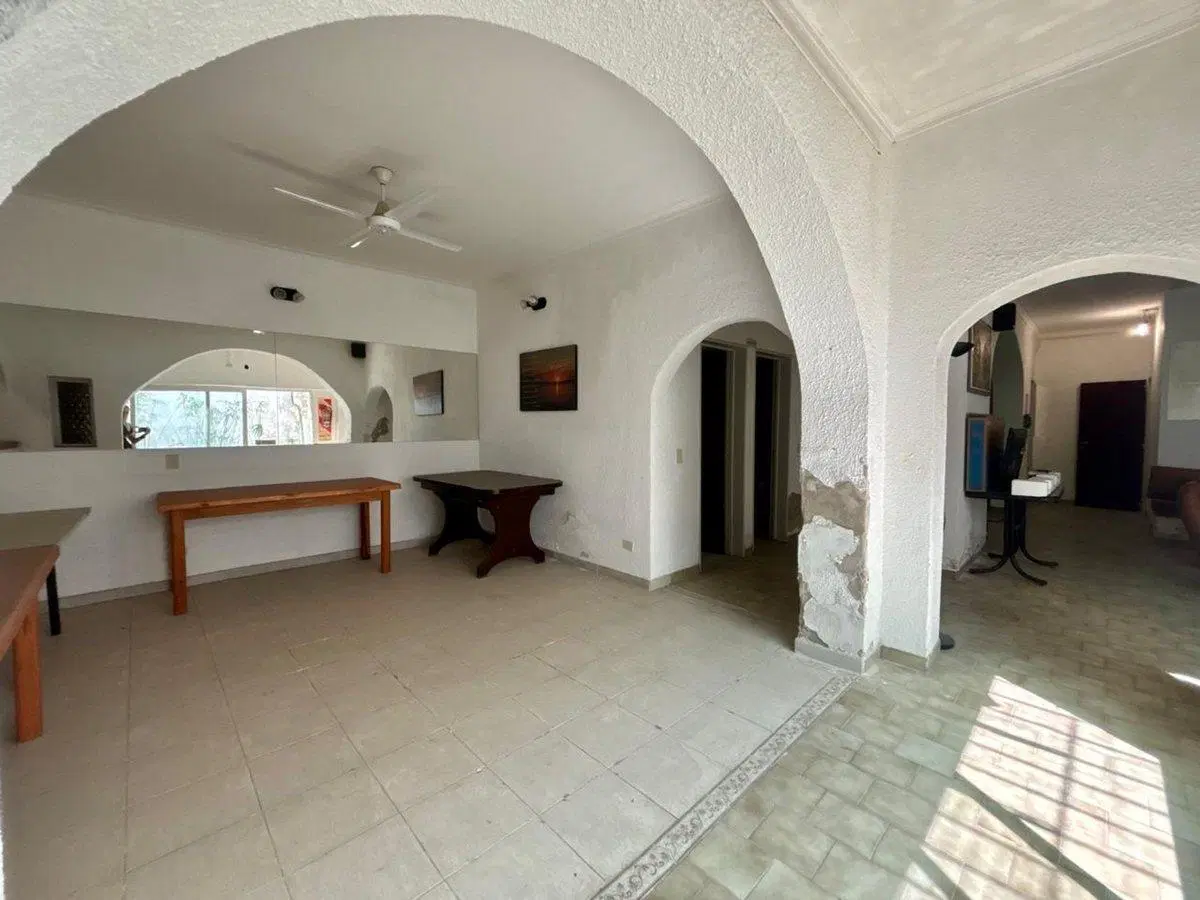 CASA EN VENTA CON JARDIN Y COCHERA LA PLATA 4