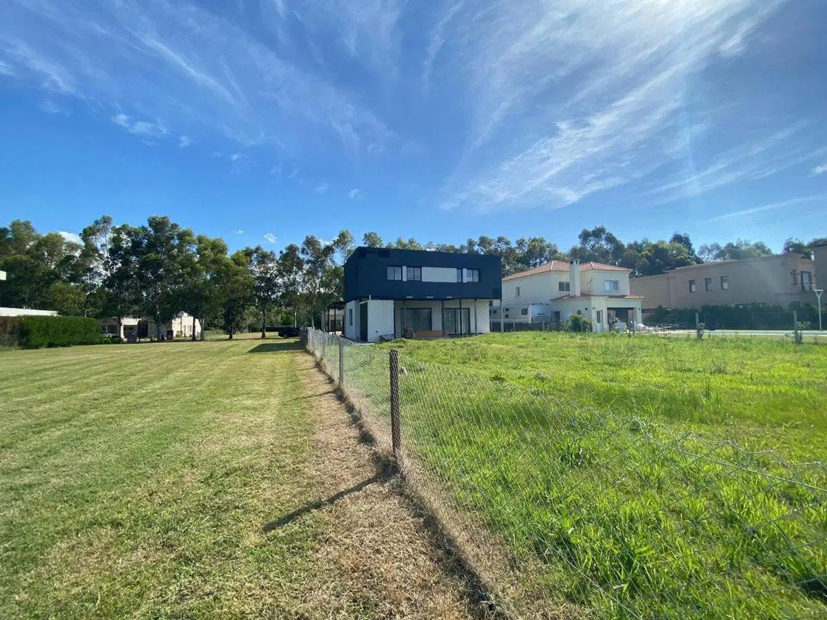 CASA EN VENTA DE 3 DORMITORIOS EN MIRALAGOS 2