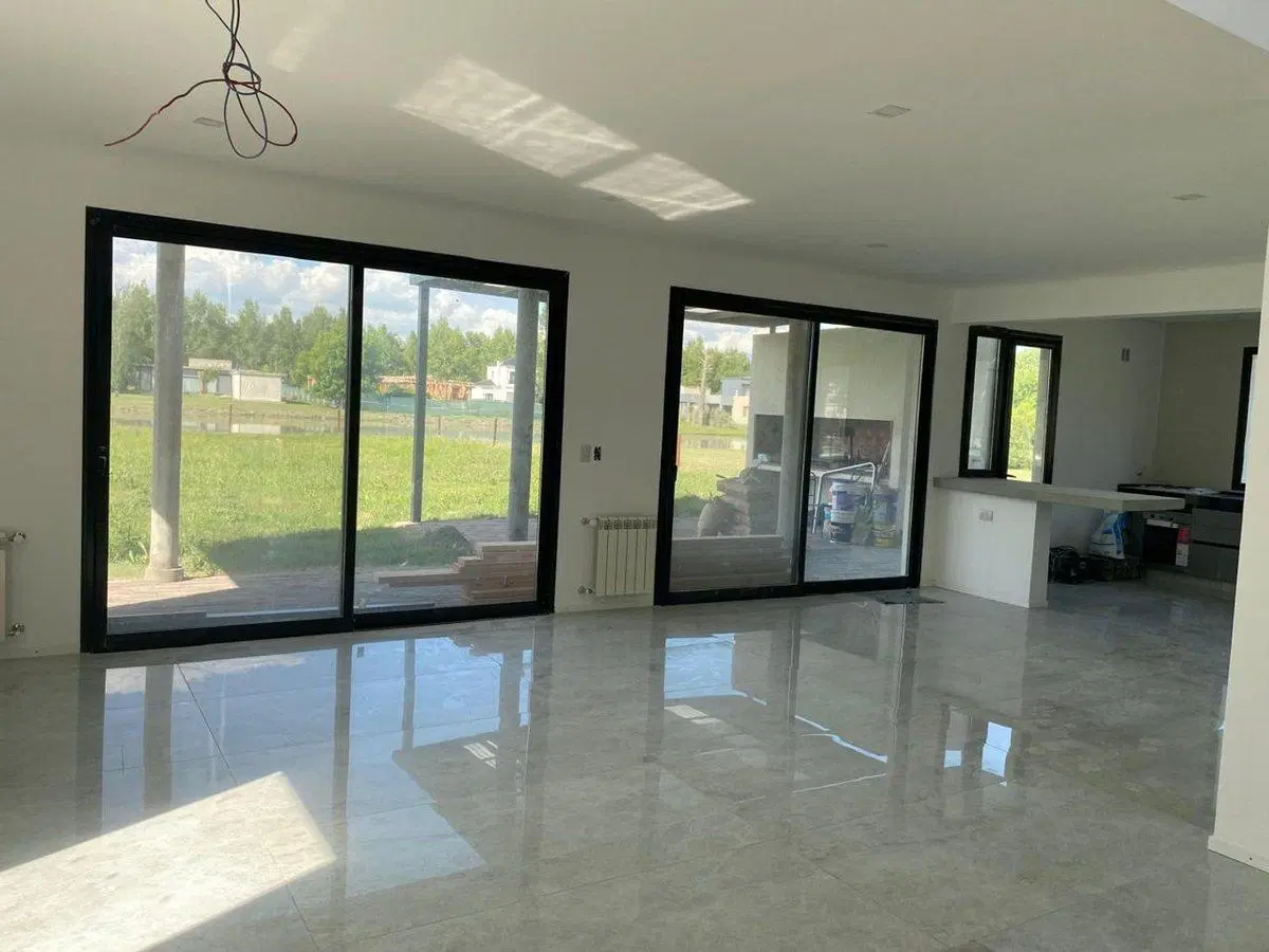 CASA EN VENTA DE 3 DORMITORIOS EN MIRALAGOS 4
