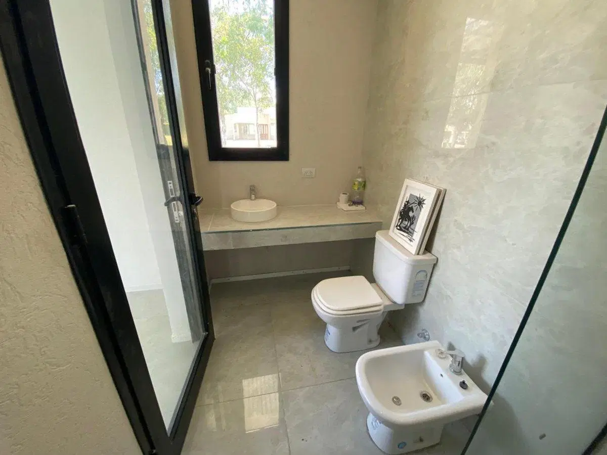 CASA EN VENTA DE 3 DORMITORIOS EN MIRALAGOS 3