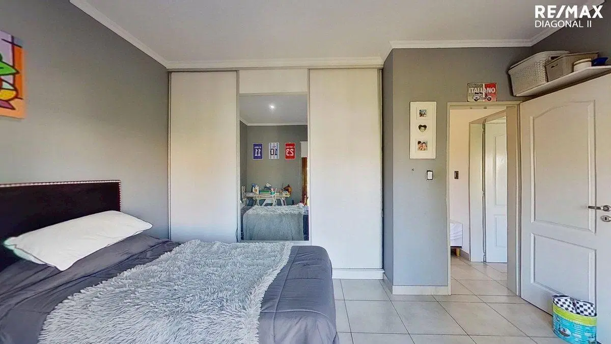 Casa en Venta con local Quilmes 5
