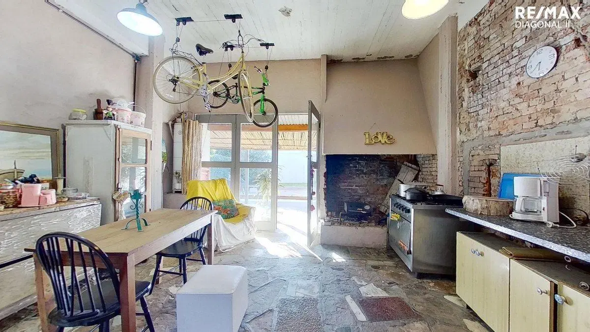 Casa en Venta con local Quilmes 4