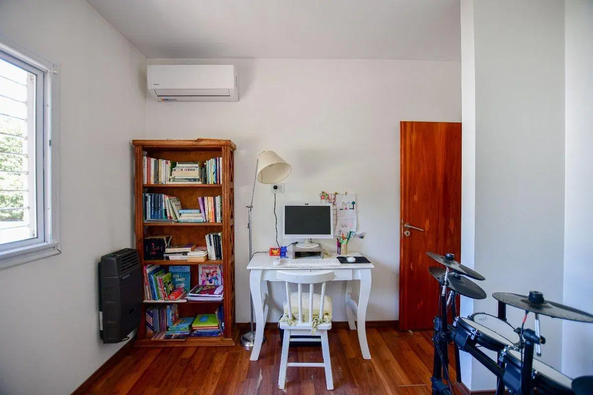 CASA EN VENTA GONNET 4