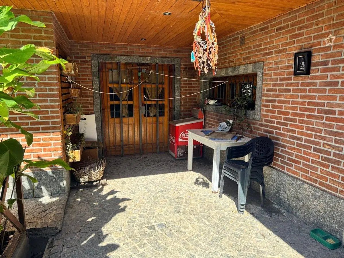 CASA EN VENTA GONNET 4
