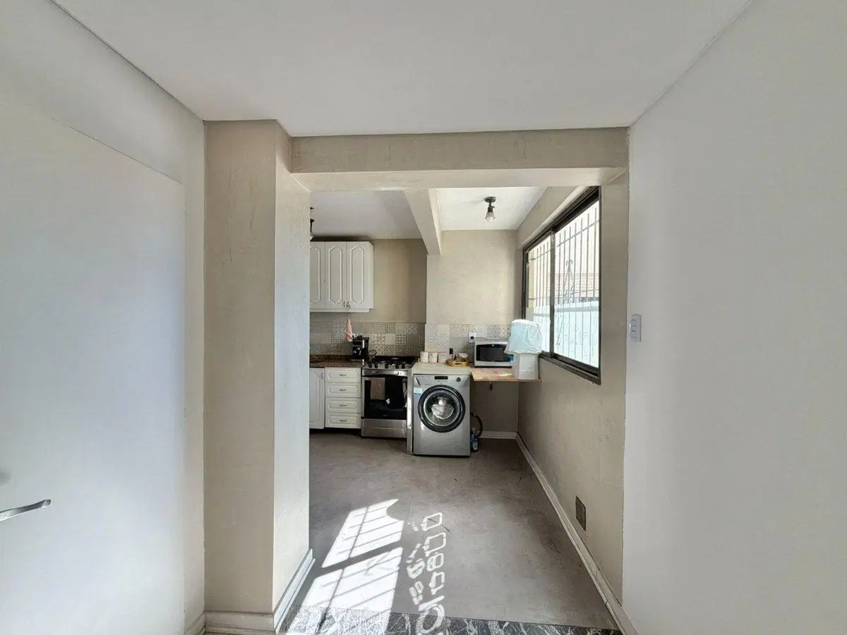 Venta departamento 3 ambientes con balcón Flores 2