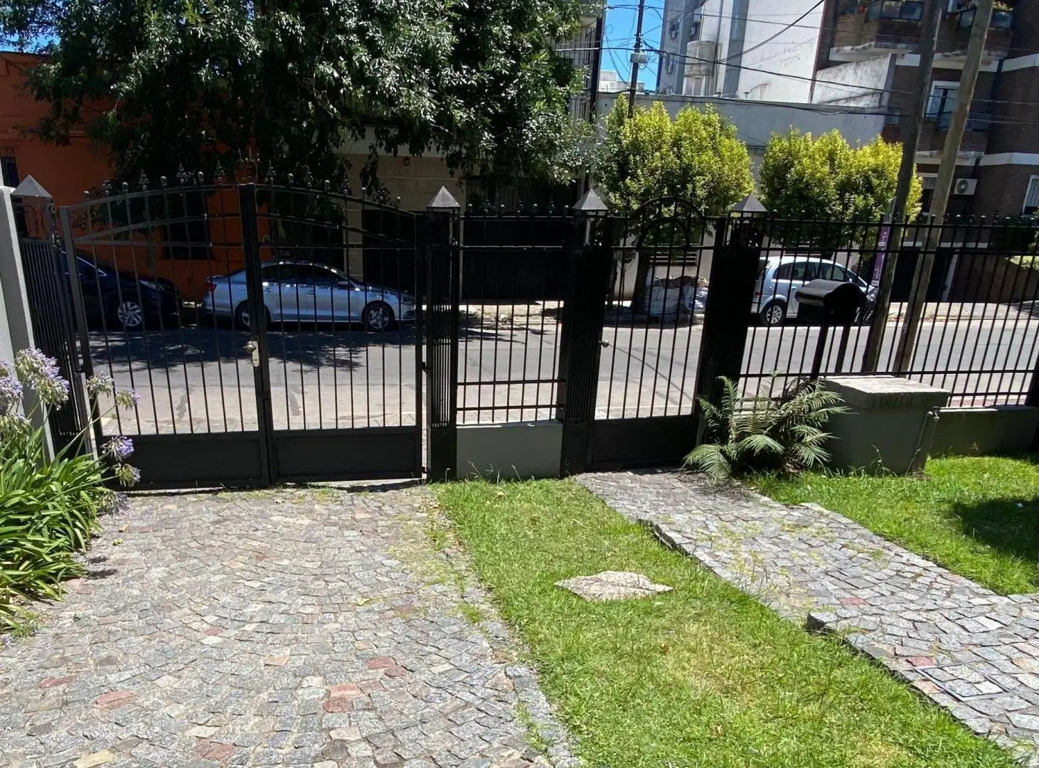 CASA EN VENTA QUILMES 4 dormitorios cochera, patio 4