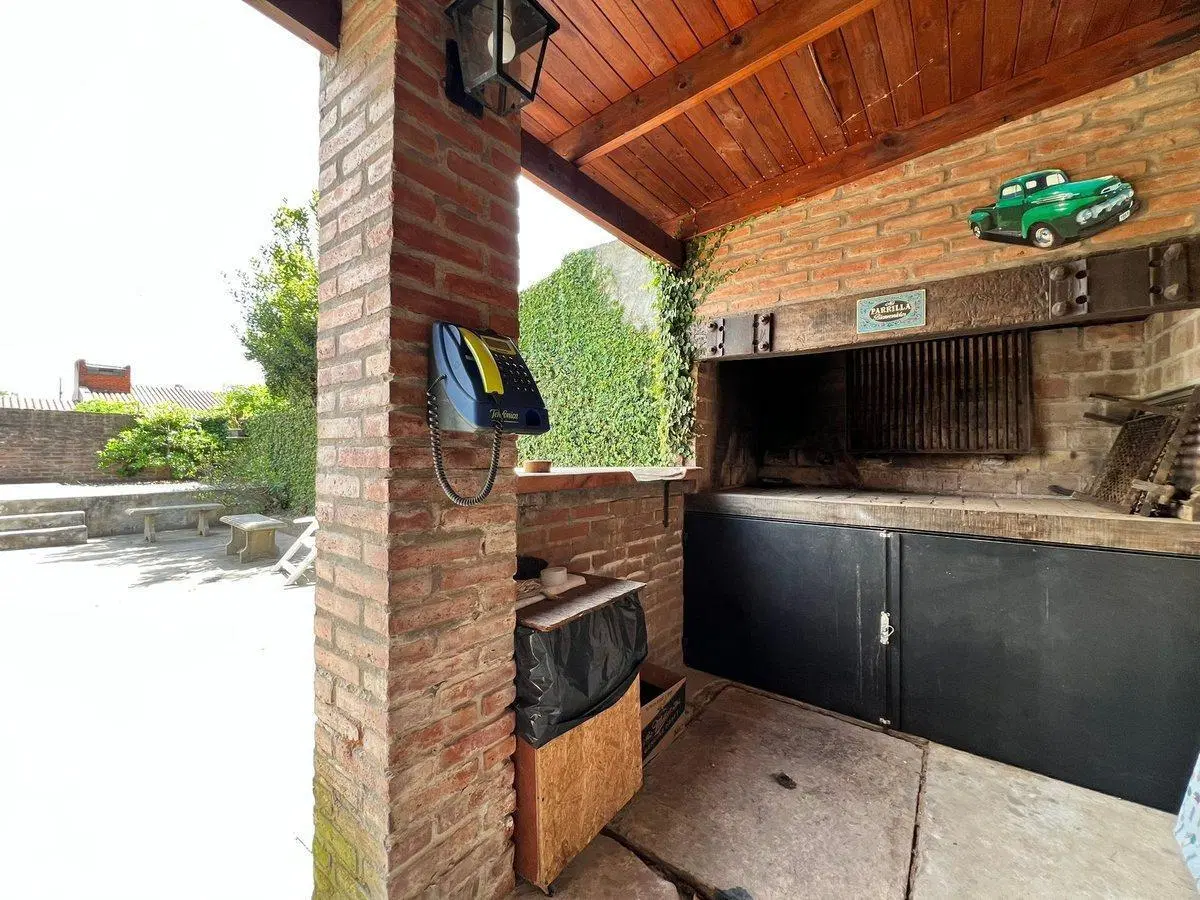 Casa en VENTA en Gonnet, 1 dorm., pileta y parque 3