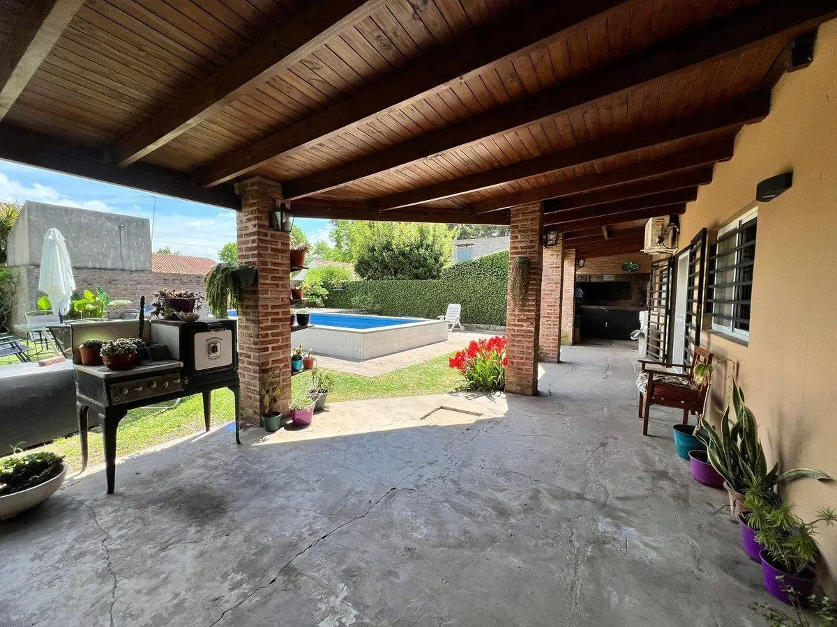 Casa en VENTA en Gonnet, 1 dorm., pileta y parque 4