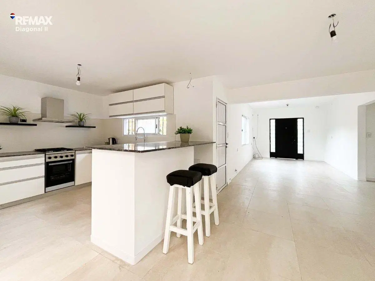 CASA EN VENTA CITY BELL . LA PLATA. 3 DORM. EN PB. 4