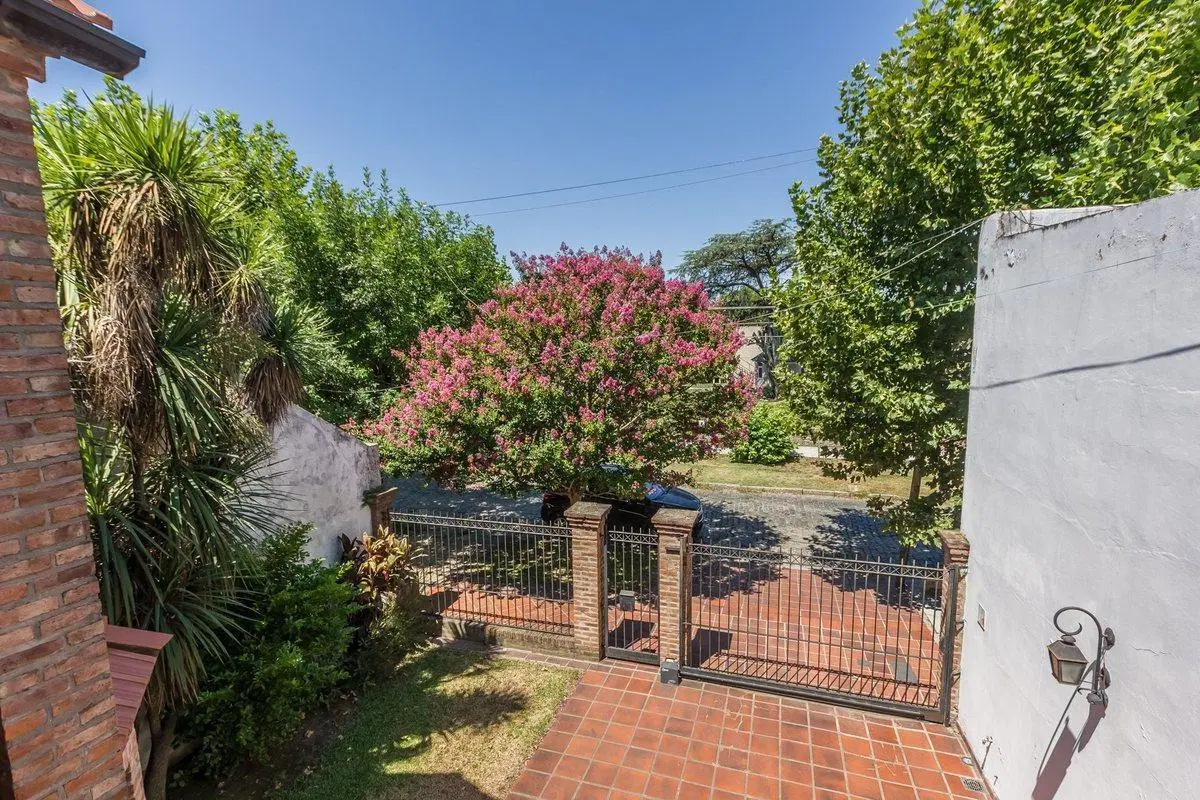 Venta Casa 8 ambientes en Lomas de Zamora 4