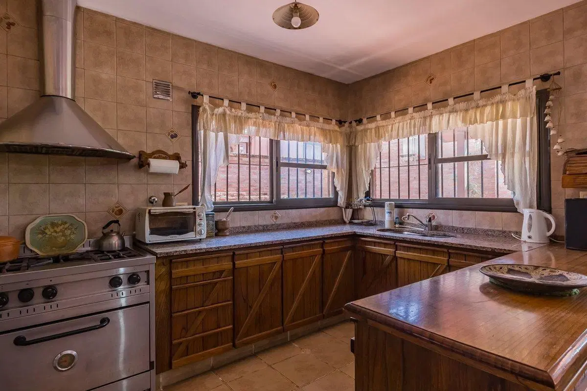 Venta Casa 8 ambientes en Lomas de Zamora 5