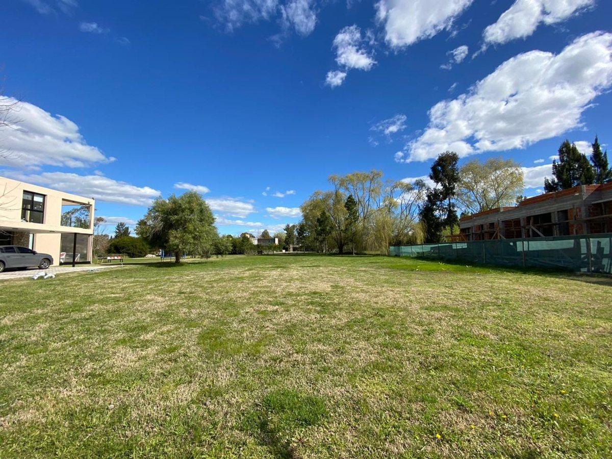 LOTE EN VENTA EN MIRALAGOS