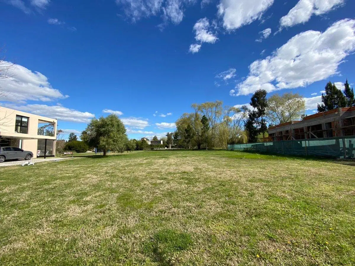 LOTE EN VENTA EN MIRALAGOS 2