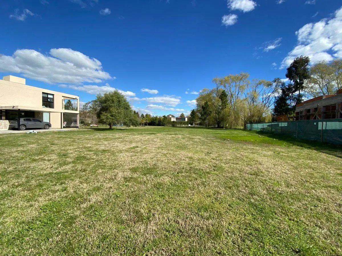 LOTE EN VENTA EN MIRALAGOS 4