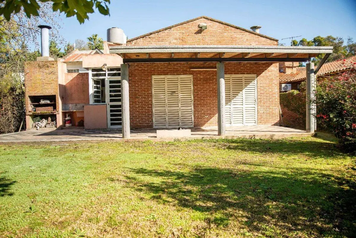 Casa tipo quincho venta Gonnet 2