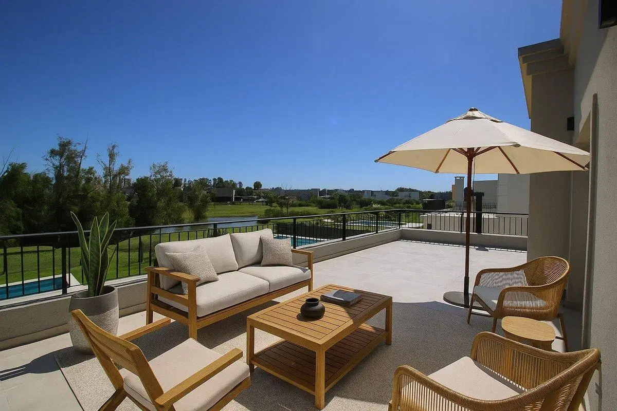 Casa en Venta 6 ambientes con Pileta Santa Elena 3