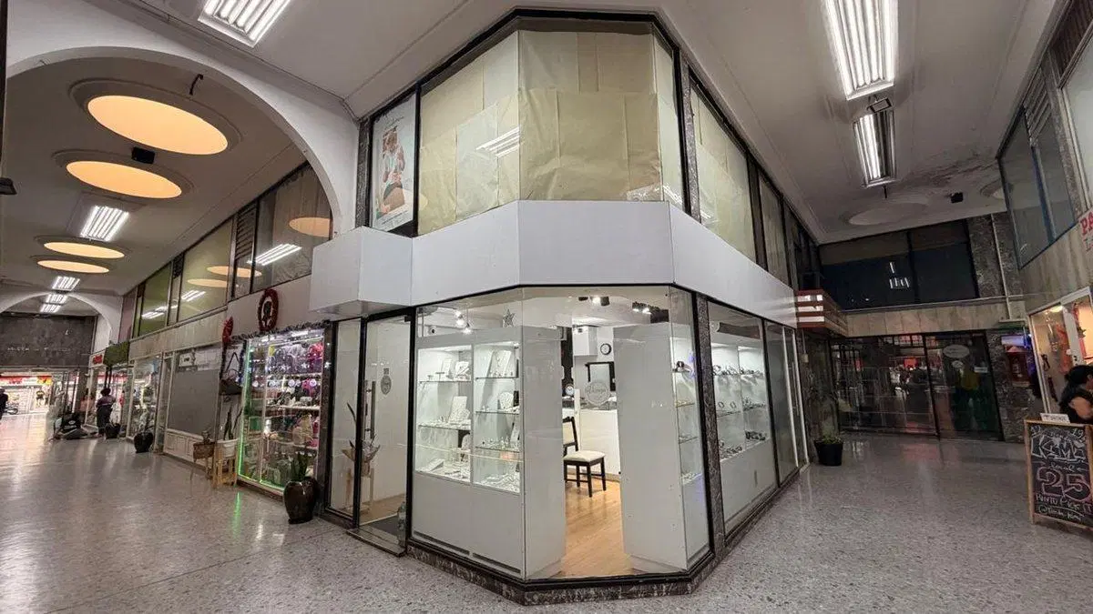 VENTA LOCAL COMERCIAL GALERÍA LA FRANCESA QUILMES 4