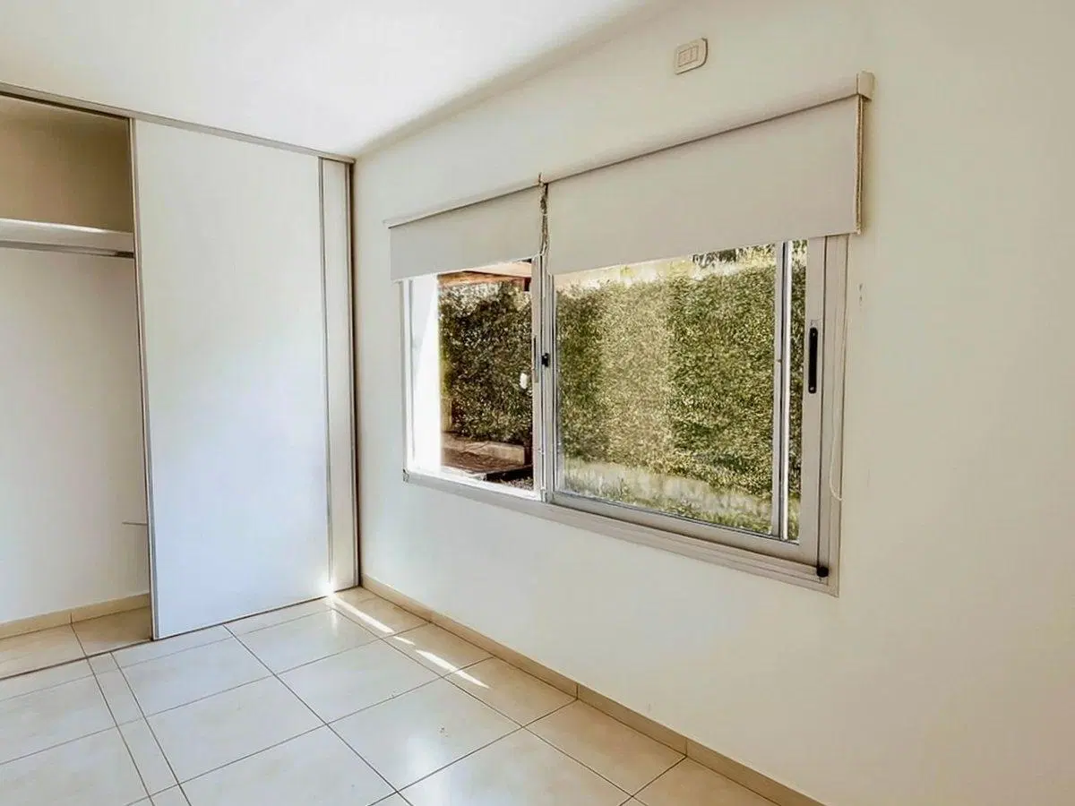 Depto tipo casa en VENTA City Bell 2 dorm. cochera 3