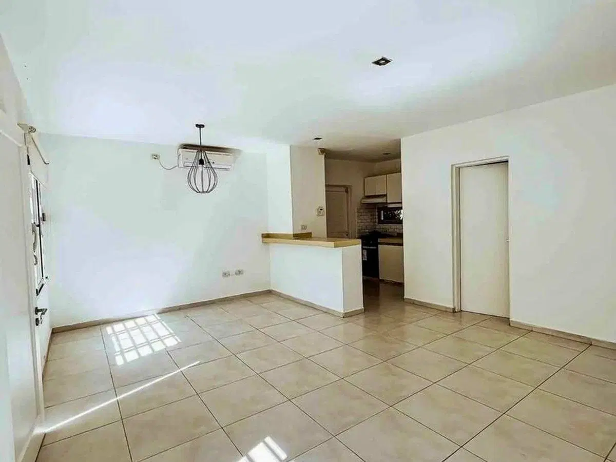 Depto tipo casa en VENTA City Bell 2 dorm. cochera 5