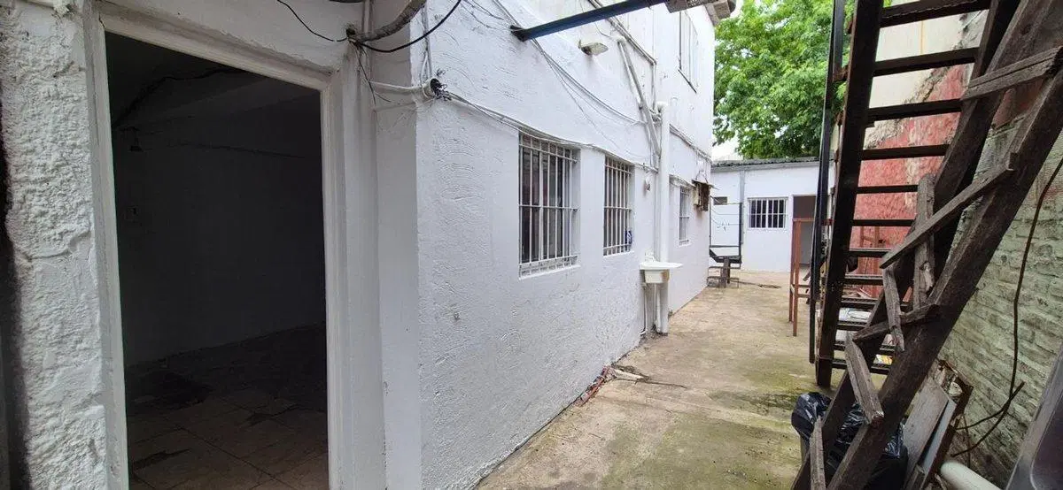 LOCAL COMERCIAL c/CASA y DPTOS en Fcio. Varela 2