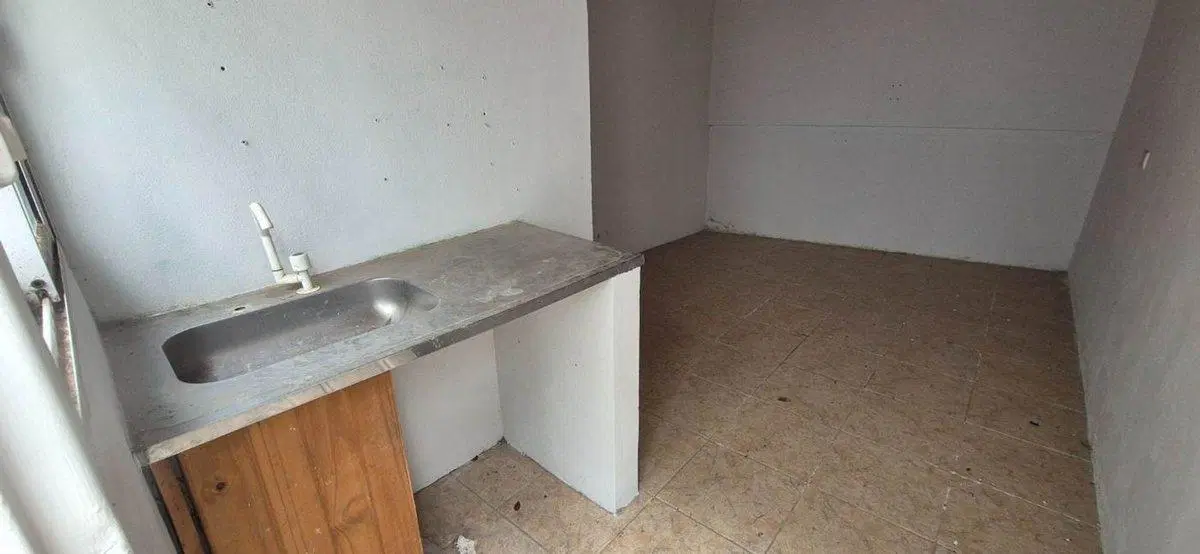 LOCAL COMERCIAL c/CASA y DPTOS en Fcio. Varela 5
