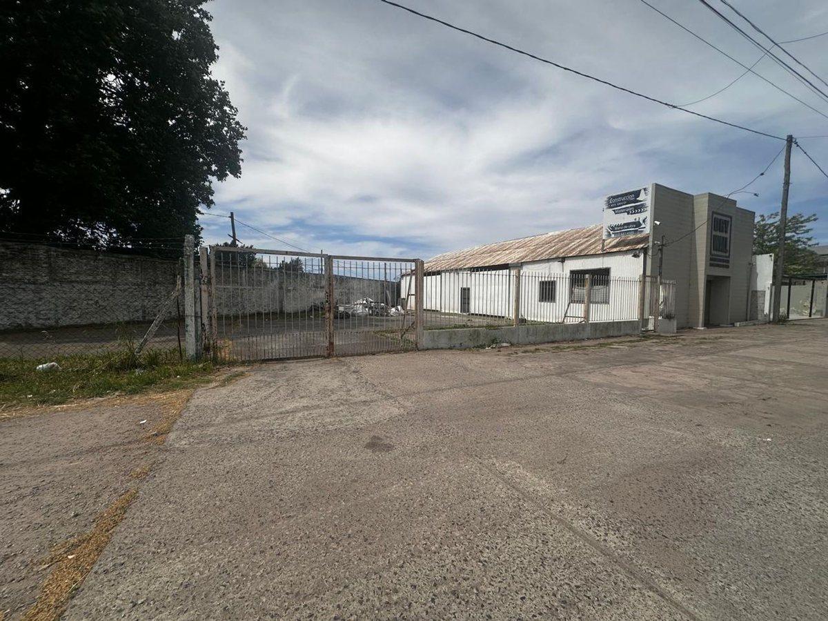 Lote con Galpon comercial en VENTA en avenida 122