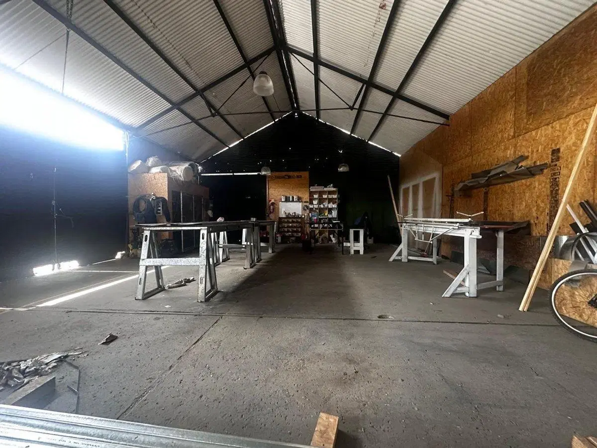 Lote con Galpon comercial en VENTA en avenida 122 4