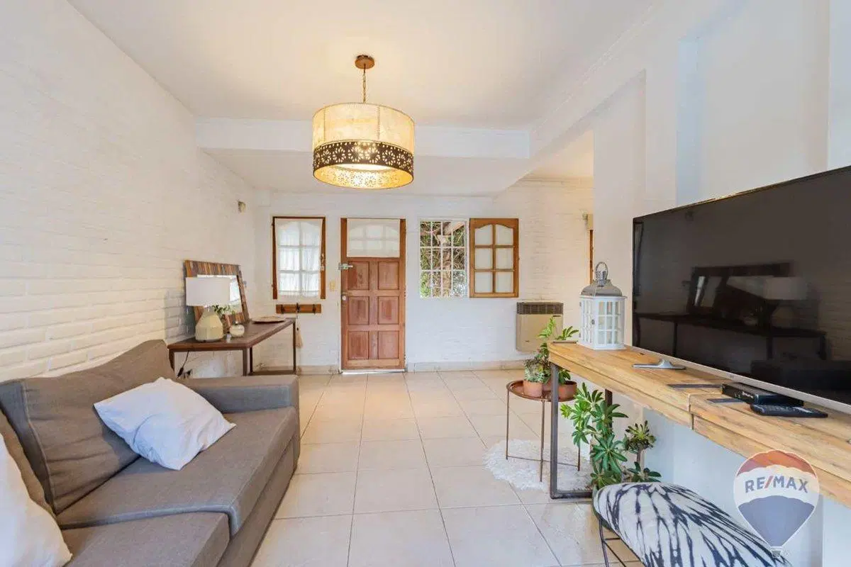 CASA EN VENTA GONNET 3