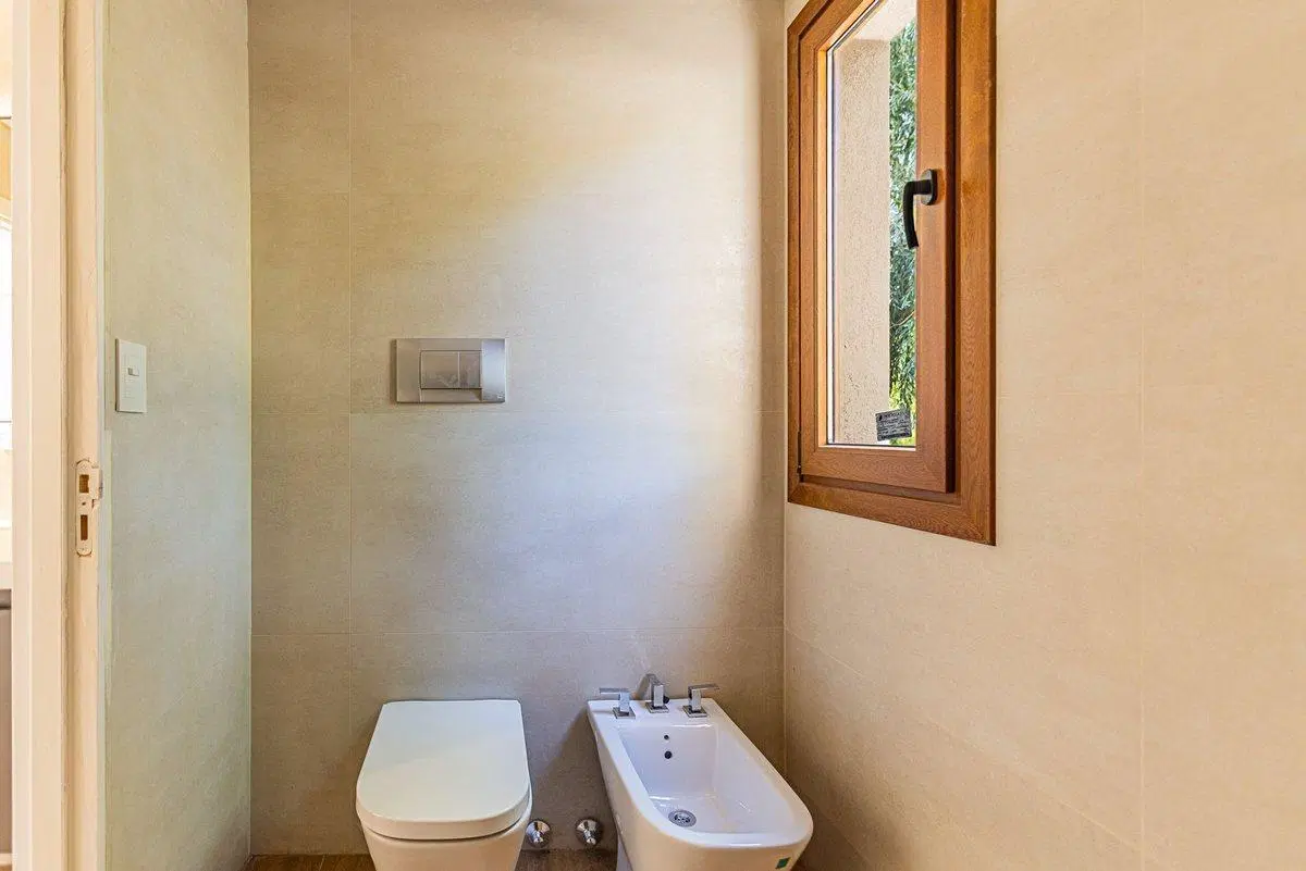 CASA EN VENTA EN UNA SOLA PLANTA 3 DORMIS Y PILETA 8