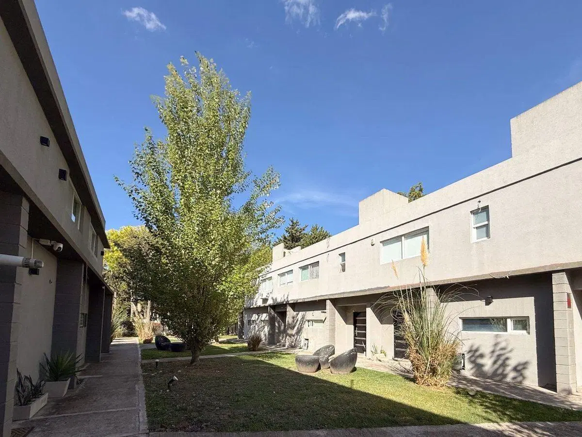 VENTA DUPLEX DOS DOMITORIOS CON PARQUE, GONNET 3