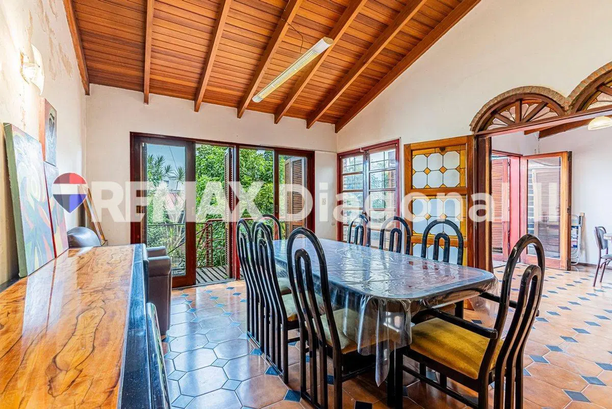 CASA EN VENTA LA PLATA CON LOCAL 5