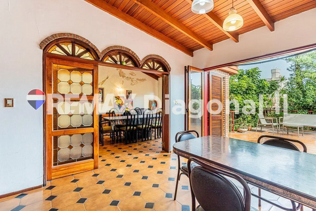 CASA EN VENTA LA PLATA CON LOCAL 2