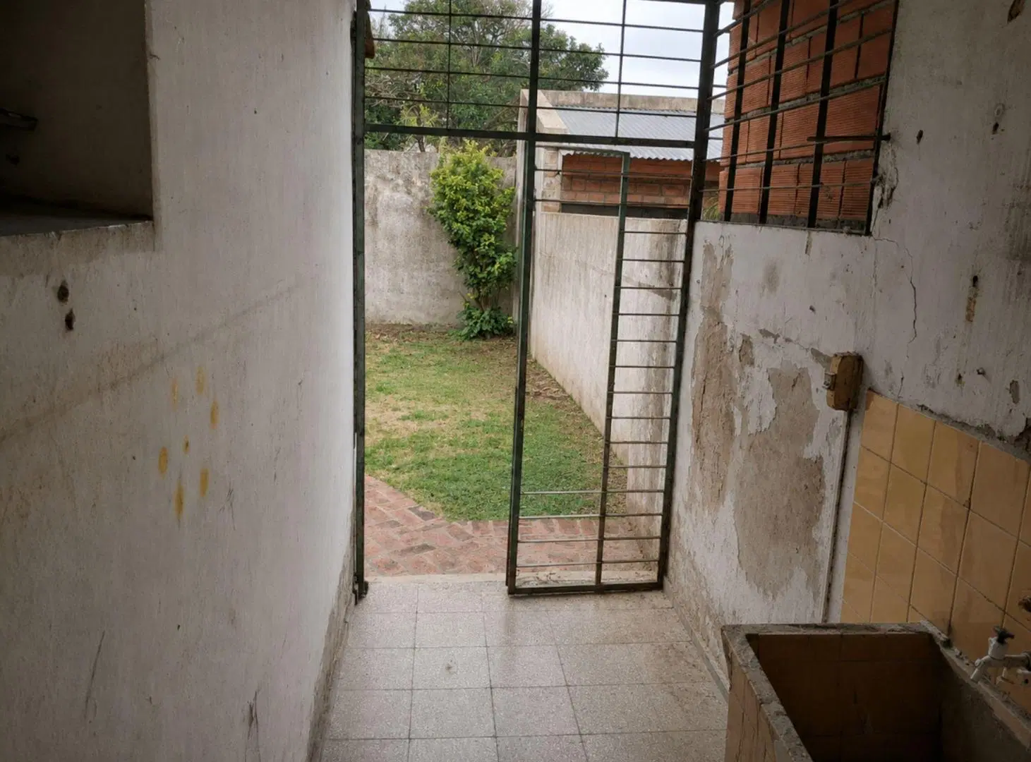 VENTA DE CASA A REFACCIONAR 3 DORMITORIOS LA PLATA 3