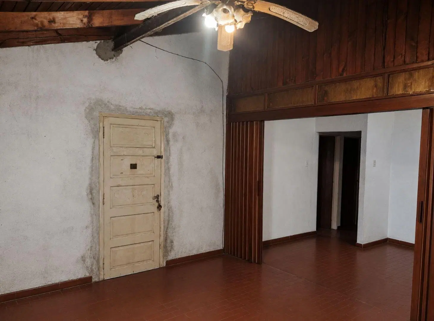 VENTA DE CASA A REFACCIONAR 3 DORMITORIOS LA PLATA 4